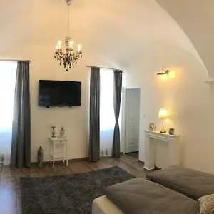 Frank Deluxe Eger